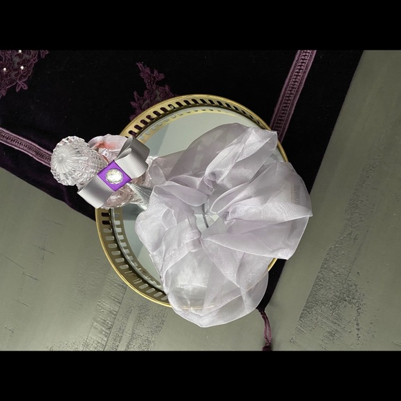 NEW Scrunchie - Picture 3 of 4